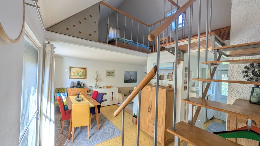 Blick von der Stiege in den Wohnraum und hinauf zur Galerie
