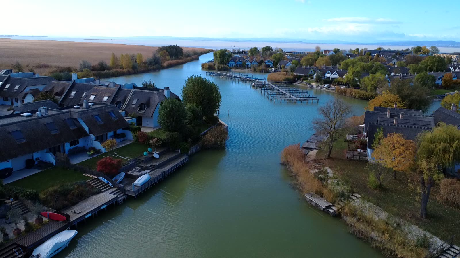 Luftaufnahme des Seeparks Weiden mit Bucht, Bootsstegen und Neusiedler See